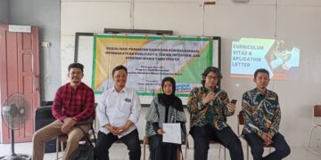 Lima dosen Prodi Manajemen UNU Kalbar sedang memberikan pelatihan pembuatan CV di MA Hisada, Batulayang Pontianak