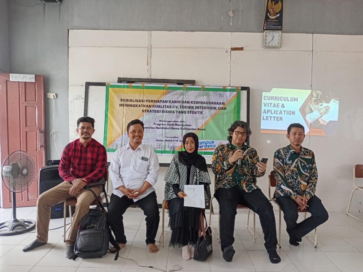 Lima dosen Prodi Manajemen UNU Kalbar sedang memberikan pelatihan pembuatan CV di MA Hisada, Batulayang Pontianak