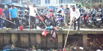 Wali Kota Pontianak Edi Rusdi Kamtono turut membersihkan Parit Tokaya di Pasar Flamboyan dalam aksi gotong royong serentak.