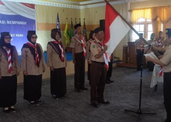 Ketua Kwarcab KAbupaten Mempawah Darwis Harafat saat melantik jajaran Pengurus Pusat Pendidikan dan Pelatihan Tingkat Cabang (Pusdiklatcab) Kab. Mempawah