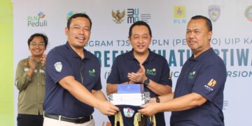 General Manager PLN UIP Kalbagbar, Johar Wijaya saat memberikan peralatan bengkel secara simbolis kepada Kepala SMK Negeri 4 Pontianak, Rohmadi Suhariyanto dan disaksikan oleh Ketua IMI Kalbar, yang juga anggota Komisi V DPR-RI, Yuliansyah. Di SMKN 4 Pontianak pada Rabu (14/05/2025). Foto : Deny Wahyu Hendrata.