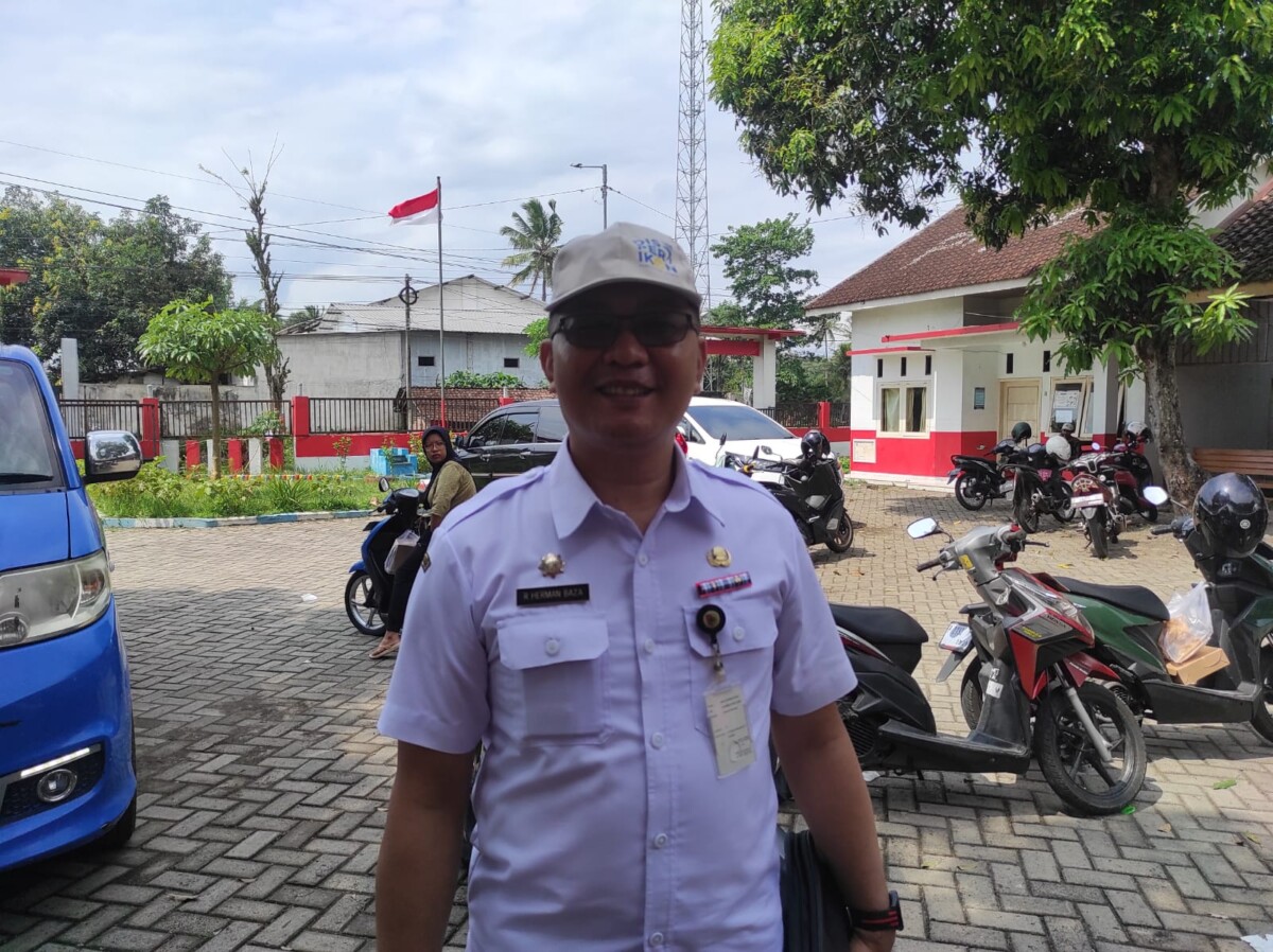 Sekretaris Dinas Perikanan Kabupaten Jember, Roni Herman Baza, usai membuka bimtek di Balai Benih Ikan di Desa Plalangan . Foto: Sigit Priyono/jurnalis.co.id