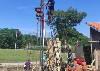 Penggalian Sumur Bor di titik yang baru, TMMD ke -124 Kodim Jember. Foto: Sigit Priyono/Jurnalis.co.id