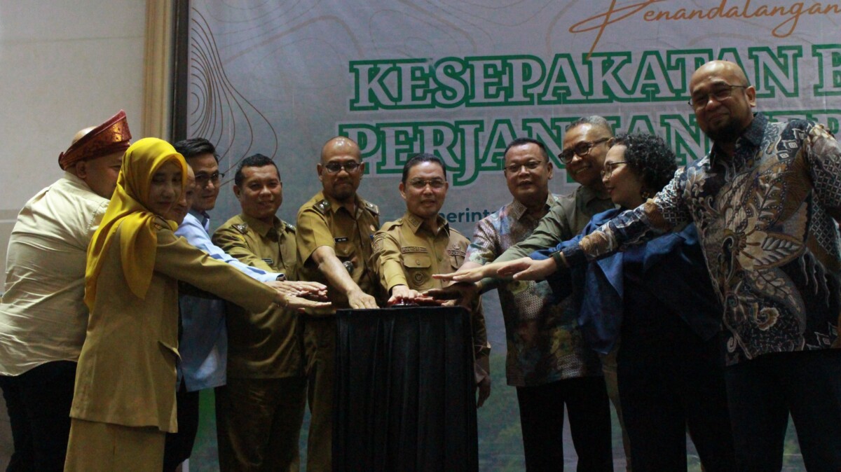 Gubernur Kalbar, Ria Norsan saat membuka acara penandatanganan kesepakatan bersama dan kerja sama antara Pemerintah Provinsi Kalimantan Barat dengan Yayasan Sangga Bumi Lestari, Rainforest Alliance, PT Premium Rempah Bumi (PRIBUMI) Indonesia dan Yayasan Inisiasi Alam Rehabilitasi Indonesia di Hotel Golden Tulip pada Senin (05/05/2025). Foto : Deny Wahyu Hendrata.