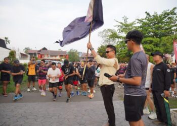 Wali Kota Pontianak Edi Rusdi Kamtono saat melepas peserta Fun Run yang digelar Komunitas ATLR.