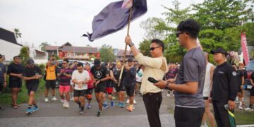 Wali Kota Pontianak Edi Rusdi Kamtono saat melepas peserta Fun Run yang digelar Komunitas ATLR.
