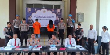 Penampakan tersangka pengedar narkoba jenis sabu yang berhasil di tangkap Markas Polisi resort (Mapolres) Kayong Utara, Jumat (2/5/2025) foto :Bakri/Jurnalis.co.id