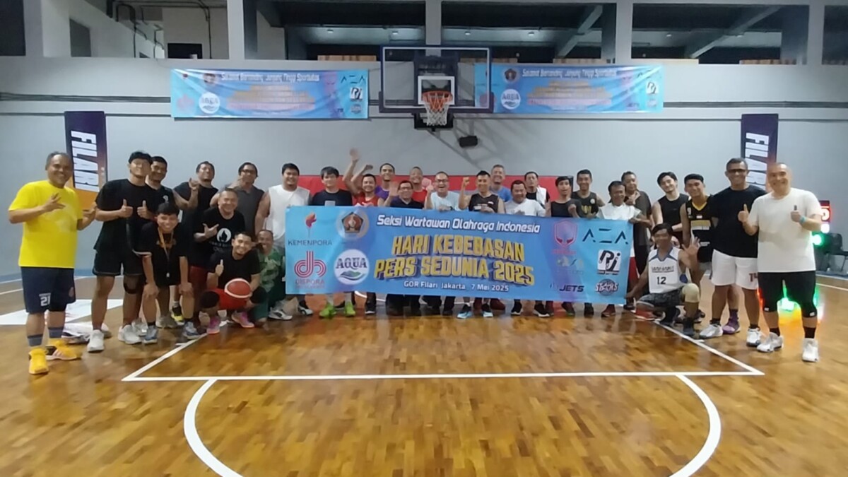 (SIWO PWI) Pusat menggelar turnamen basket 3x3 antar wartawan dan selebriti, di GOR Filari Kompleks PLN Duren Tiga Jakarta Selatan, Rabu (7/5)
