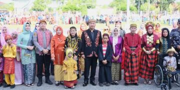 Bupati Ketapang, Alexander Wilyo bersama Wakil Bupati dan Kapolres swafoto bersama usai upacara. Foto: Prokopim Pemkab Ketapang