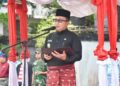 Bupati Sujiwo saat Upacara Peringatan Hari Pendidikan Nasional (Hardiknas) di Halaman Kantor Bupati Kubu Raya, Jumat (2/5/2025).