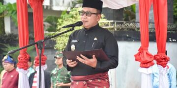 Bupati Sujiwo saat Upacara Peringatan Hari Pendidikan Nasional (Hardiknas) di Halaman Kantor Bupati Kubu Raya, Jumat (2/5/2025).