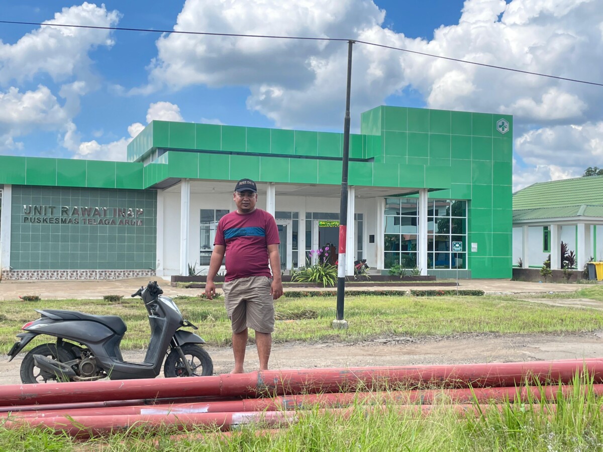 Anggota DPRD Kayong Utara sekaligus ketua Komisi 1 Syaiful Hartadin saat meninjau tiang listrik. Selasa (13/05/2025) foto. (Istimewa)