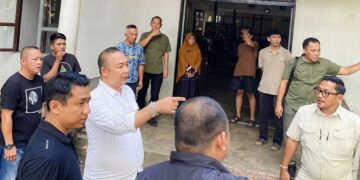 Bupati Alex meninjau langsung asrama mahasiswa di Pontianak. Foto: Prokopim.