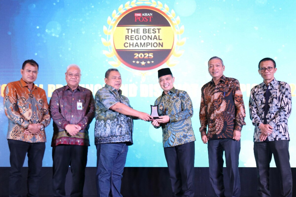 Gubernur Kalbar, Ria Norsan menerima penghargaan The Best Region Head in Profesionalism for Region Business Institution. Foto: Dok Bank Kalbar