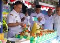 Wali Kota Pontianak Edi Rusdi Kamtono memotong tumpeng saat menghadiri syukuran ulang tahun ke-50 PDAM Tirta Khatulistiwa.