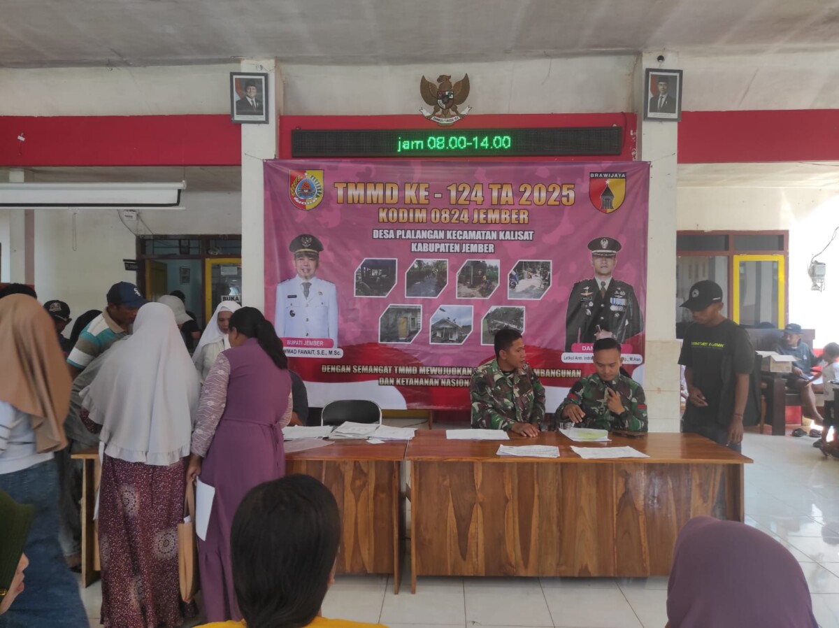 Personil TNI membantu layanan Adminduk warga Desa Plalangan dalam TMMD ke-124 Kodim 0824/Jember (foto: Sigit Priyono/Jurnalis.co.id)