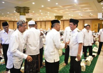 Wakil Wali Kota Pontianak Bahasan memberikan ucapan selamat kepada jemaah calon haji asal Kota Pontianak yang akan mengikuti bimbingan manasik haji.