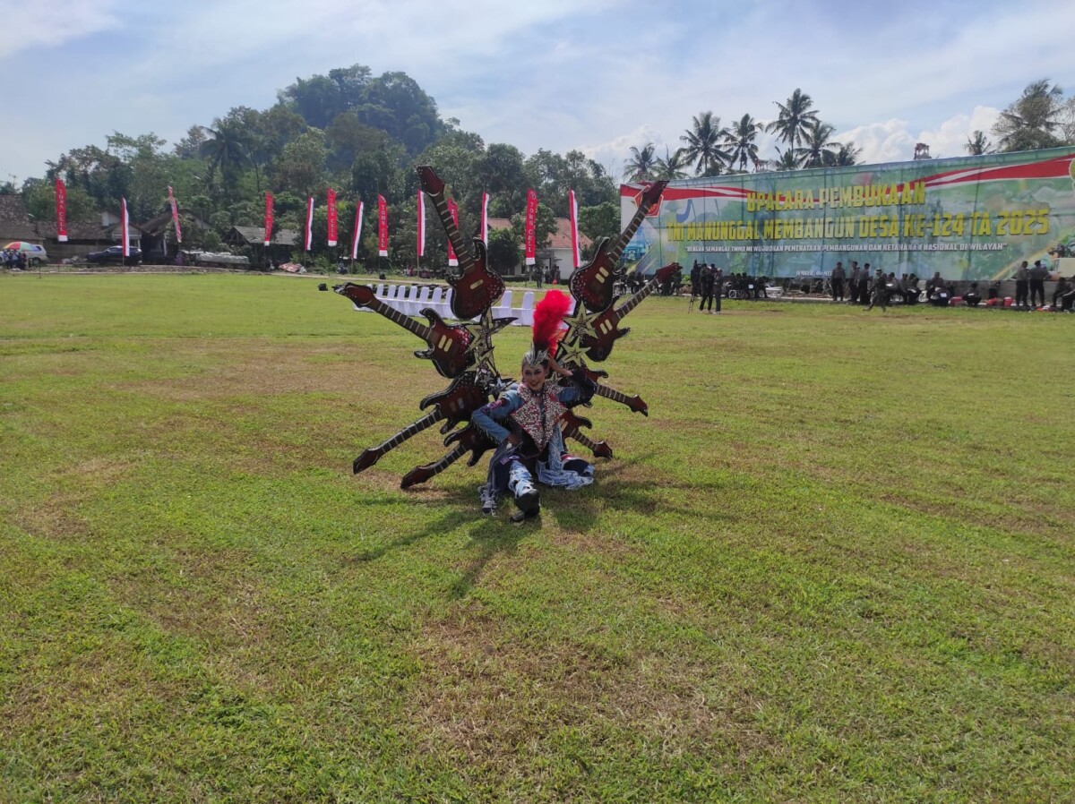 Atraksi Talent JFC dengan kostum Simphony mengejutkan hadirin Pembukaan TMMD ke-124 Jember. Foto:Sigit Priyono/Jurnalis.co.id