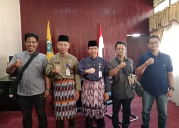 Panitia OKK Kabupaten Mempawah foto bersama Sekda Mempawah, Ismail dan Kepala Diskominfo Mempawah, Rudi.