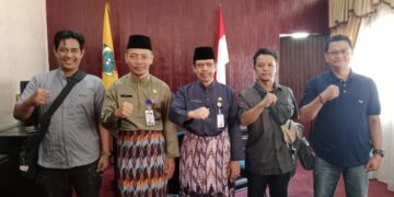 Panitia OKK Kabupaten Mempawah foto bersama Sekda Mempawah, Ismail dan Kepala Diskominfo Mempawah, Rudi.