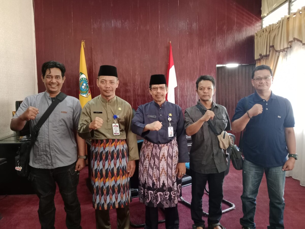 Panitia OKK Kabupaten Mempawah foto bersama Sekda Mempawah, Ismail dan Kepala Diskominfo Mempawah, Rudi.