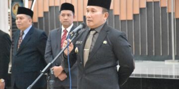 Sujiwo, saat melantik sejumlah pejabat eselon II, III, dan pejabat fungsional di Aula Praja Utama, Kantor Bupati Kubu Raya, pada Jumat (16/5/2025).
