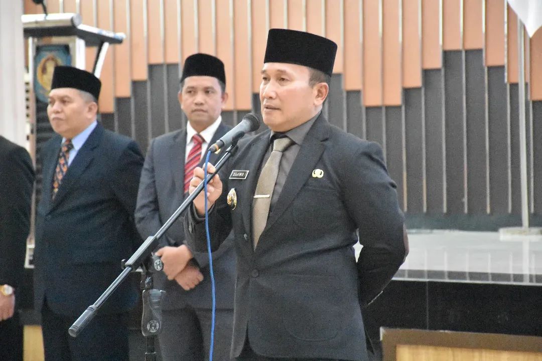 Sujiwo, saat melantik sejumlah pejabat eselon II, III, dan pejabat fungsional di Aula Praja Utama, Kantor Bupati Kubu Raya, pada Jumat (16/5/2025).