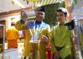 Sekretaris Daerah Kota Pontianak Amirullah meracik kopi sendiri di Stand Kota Pontianak pada Indonesia City Expo 2025 di Surabaya.