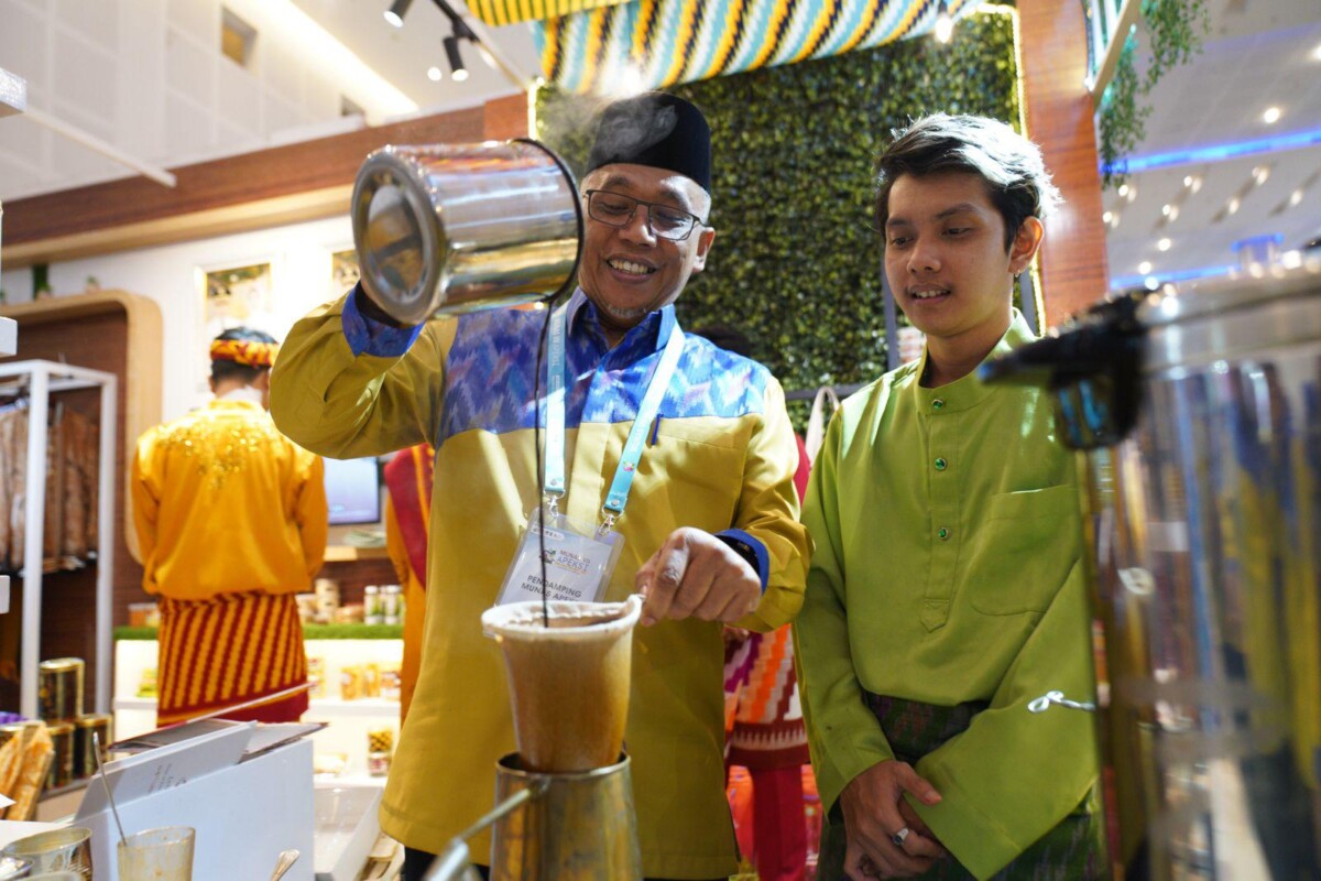 Sekretaris Daerah Kota Pontianak Amirullah meracik kopi sendiri di Stand Kota Pontianak pada Indonesia City Expo 2025 di Surabaya.
