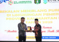 Direktur Pemasaran dan Unit Usaha Syariah Bank Kalbar, Yuse Chaidi Amzar, bersama GUbernur Kalbar Ria Norsan dalam kegiatan Pembekalan Menjelang Purna Tugas PNS di Lingkungan Pemprov Kalbar, di Aula Garuda, Kantor Gubernur Kalbar, pada Rabu (8/5).