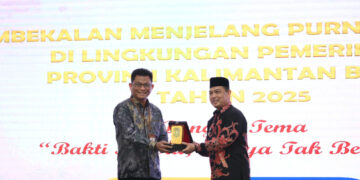 Direktur Pemasaran dan Unit Usaha Syariah Bank Kalbar, Yuse Chaidi Amzar, bersama GUbernur Kalbar Ria Norsan dalam kegiatan Pembekalan Menjelang Purna Tugas PNS di Lingkungan Pemprov Kalbar, di Aula Garuda, Kantor Gubernur Kalbar, pada Rabu (8/5).