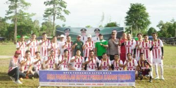 Bupati Kayong Utara Romi Wijaya saat foto bersama para atlit di Lapangan Sepak Bola Bukit Peramas, Sabtu (17/5/2025). Foto: Porkopim.