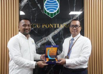Ketua Umum Kadin Kota Pontianak, Muhammad Naufal menerima cinderamata dari Kepala Cabang Utama Bank Kalbar Pontianak, Edy Kusnadi. Foto : Media Center Kadin