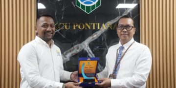Ketua Umum Kadin Kota Pontianak, Muhammad Naufal menerima cinderamata dari Kepala Cabang Utama Bank Kalbar Pontianak, Edy Kusnadi. Foto : Media Center Kadin