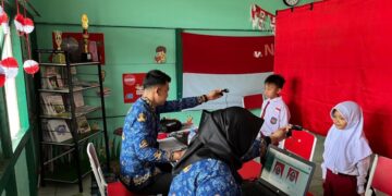 Petugas Dukcapil Pontianak tengah merekam data siswa untuk pengurusan KIA.