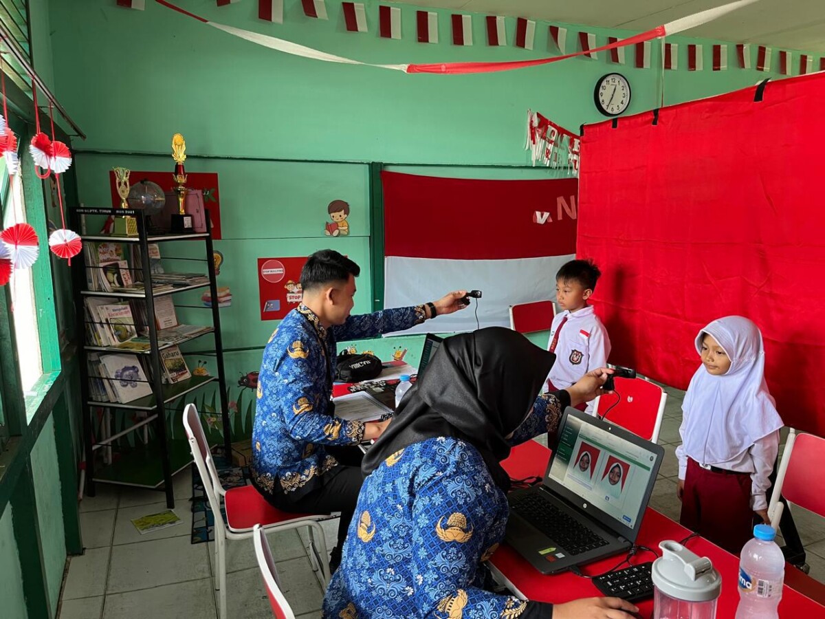 Petugas Dukcapil Pontianak tengah merekam data siswa untuk pengurusan KIA.