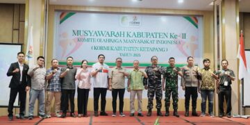 Sekda Ketapang bersama jajaran Forkopimda dan peserta Muskab ke-II KORMI Kabupaten Ketapang foto bersama usai pembukaan kegiatan, Sabtu (03/05/2025). Foto: Prokopim Pemkab Ketapang.