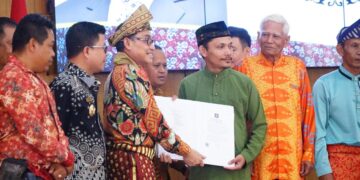 Penyerahan Akta Notaris Pembentukan Koperasi Merah Putih secara Simbolis oleh Penyerahan Akta Notaris Pembentukan Koperasi Merah Putih secara Simbolis didampingi Bupati Sambas H. Satono, S. Sos. I. MH