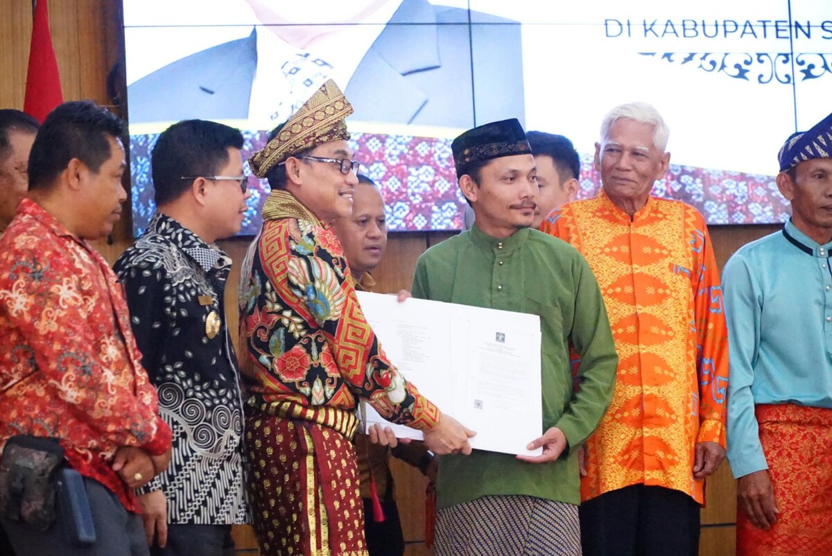 Penyerahan Akta Notaris Pembentukan Koperasi Merah Putih secara Simbolis oleh Penyerahan Akta Notaris Pembentukan Koperasi Merah Putih secara Simbolis didampingi Bupati Sambas H. Satono, S. Sos. I. MH