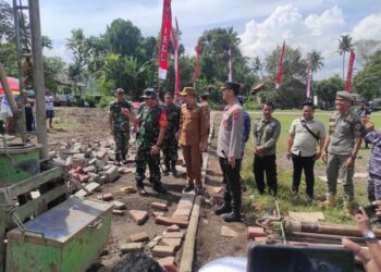 Bupati Jember Muhammad Fawait didampingi Dandim 0824/Jember dan Komandan Satgas TMMD meninjau proyek Sumur Bor. Foto: Sigit Priyono/Jurnalis.co.id