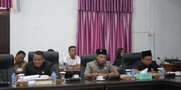 Jajaran Pansus secara intensif rapat kerja bersama OPD di gedung DPRD Kabupaten Kayong Utara. Foto: Istimewa