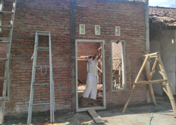 Rumah baru Buwardi ukuran 5 X 5 sedang dibangun oleh tentara dalam TMMD ke-124 Kodim 0824/Jember. Foto: Sigit Priyono/Jurnalis.co.id