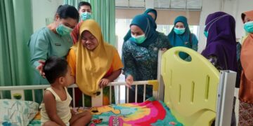 Tengku mardiana Romi didampingi Kepala Dinas Kesehatan dan KB dr. Maria Fransisca saat meninjau pelayanan kesehatan. Foto (Porkopim)