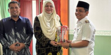 Wakil Wali Kota Pontianak Bahasan menyerahkan cenderamata berupa miniatur Tugu Khatulistiwa kepada Ketua Pengarah Jabatan Wilayah Persekutuan, YBhg Datuk Seri Noridah.