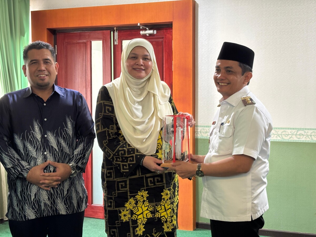 Wakil Wali Kota Pontianak Bahasan menyerahkan cenderamata berupa miniatur Tugu Khatulistiwa kepada Ketua Pengarah Jabatan Wilayah Persekutuan, YBhg Datuk Seri Noridah.