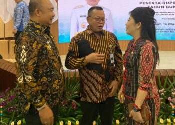 Bupati Ketapang Alexander Wilyo (kiri) bercengkrama dengan Dirut Bank Kalbar Rokidi (tengah) dan Wali Kota Singkawang. Foto: Prokopim Ketapang
