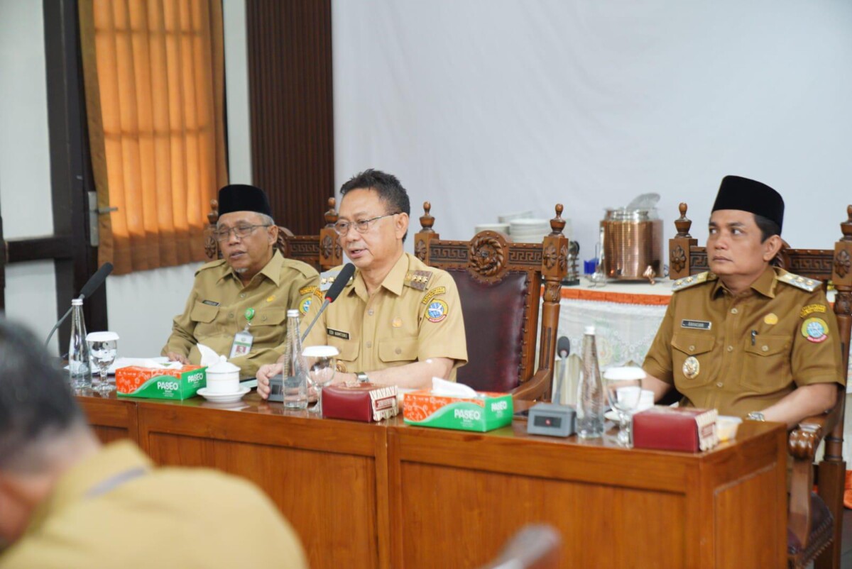 Wali Kota Pontianak Edi Rusdi Kamtono saat memimpin coffee morning dalam rangka mengevaluasi kinerja perangkat daerah di lingkungan Pemerintah Kota Pontianak.