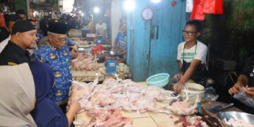 Sekretaris Daerah Kota Pontianak Amirullah bersama Tim Satgas Pangan menggelar sidak di pasar tradisional.