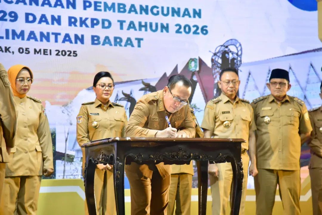 Bupati Sujiwo seusai mengikuti kegiatan Musrenbang RPJMD dan RKPD Provinsi Kalimantan Barat Tahun 2026 di Aula Garuda Kantor Terpadu Provinsi Kalimantan Barat, Pontianak, Senin (5/5/2025).