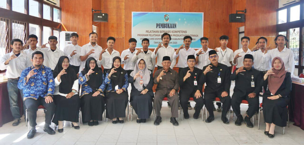 Foto bersama Usai Rakor Percepatan Pembentukan Koperasi Merah Putih di seluruh desa dan kelurahan se-Kabupaten Mempawah. Foto Humas